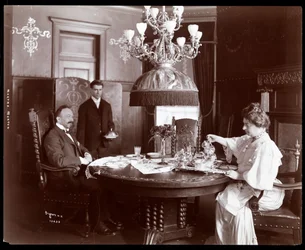 Martha Morton em casa, 1902 (impressão de gelatina de prata)